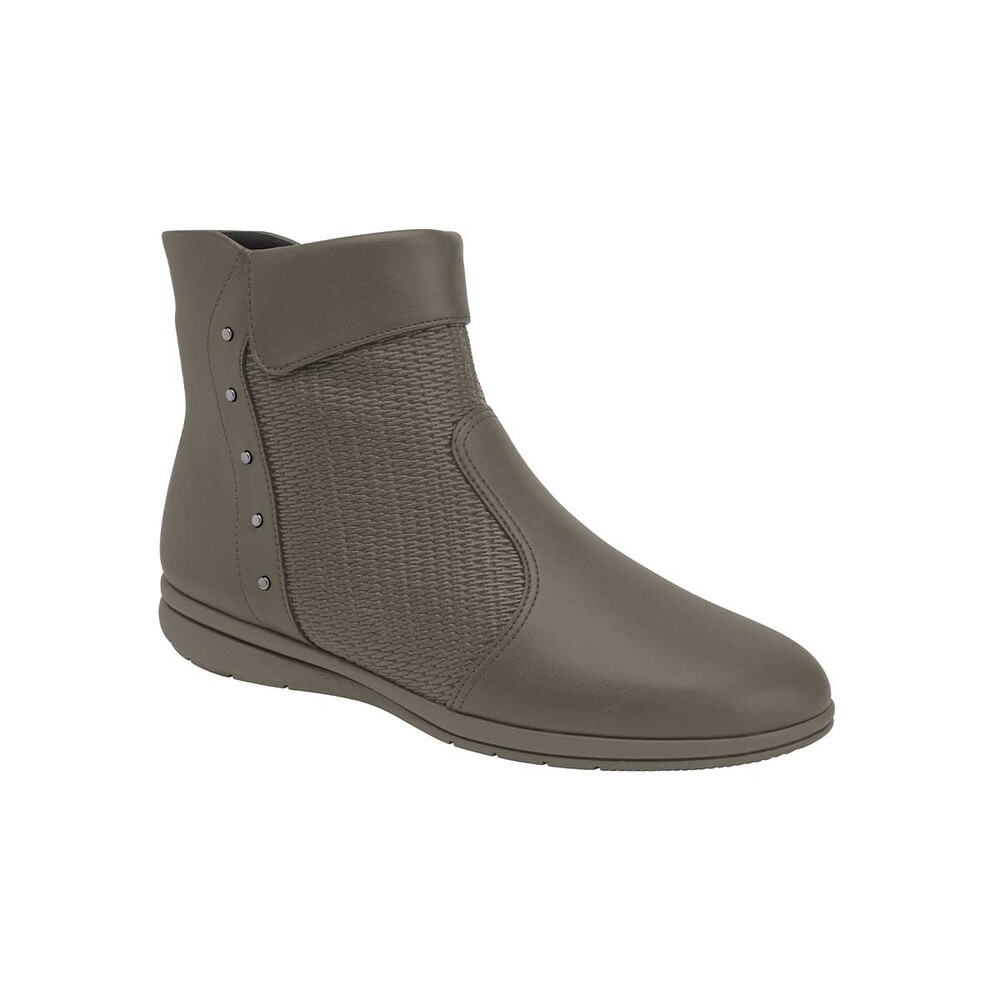 Bota Sandy con apliques metálicos.